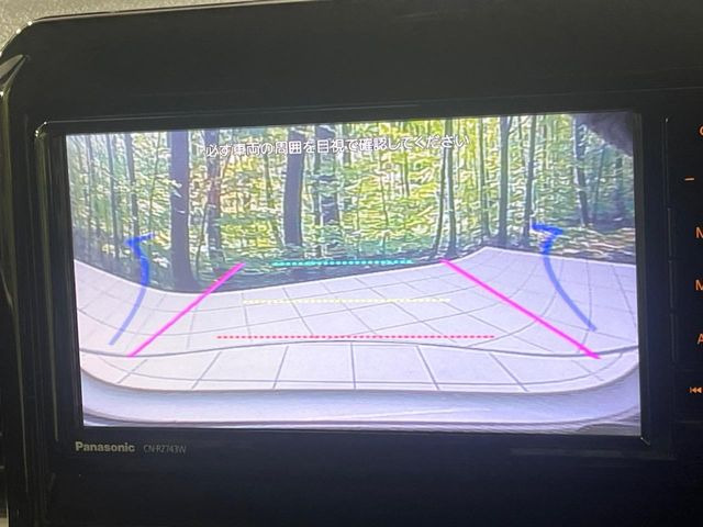 【バックカメラ】駐車時に後方がリアルタイム映像で確認できます。大型商業施設や立体駐車場での駐車時や、夜間のバック時に大活躍!運転スキルに関わらず、今や必須となった装備のひとつです!