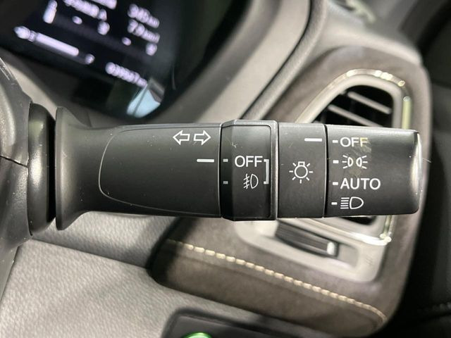 【オートライト】周りの明るさに応じて自動でヘッドライトの点灯・消灯ができる機能です!ライトの付け忘れ・消し忘れなどが無くなり、雨の日や夕方の走行も安心!トンネル通過時も便利ですね♪