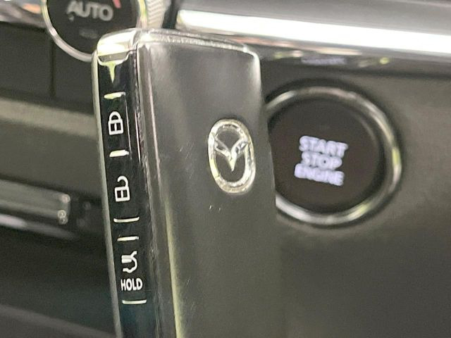 【アドバンストキー】カバンやポケットに入れたままでもドアの施錠・解錠が可能なスマートキーを装備。エンジンのオン・オフ時もカギを取り出す必要が無いからとっても便利です♪
