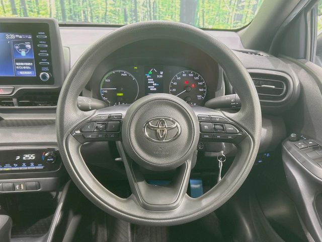 �C���e���A�ɍ��킹���f�U�C���̃X�e�A�����O�́A�^�]�������̂��Ƃ��l���A�^�]���₷���`��A�傫���ł��B�����x�A���ۂɐG���Ă��m���߂��������B