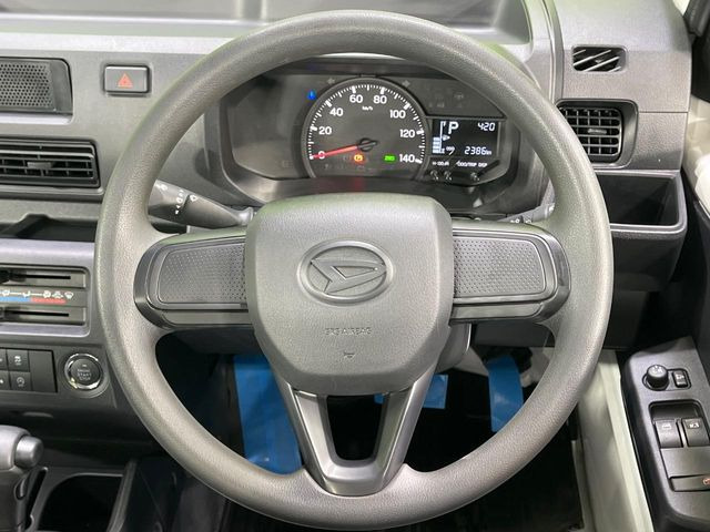 �C���e���A�ɍ��킹���f�U�C���̃X�e�A�����O�́A�^�]�������̂��Ƃ��l���A�^�]���₷���`��A�傫���ł��B�����x�A���ۂɐG���Ă��m���߂��������B