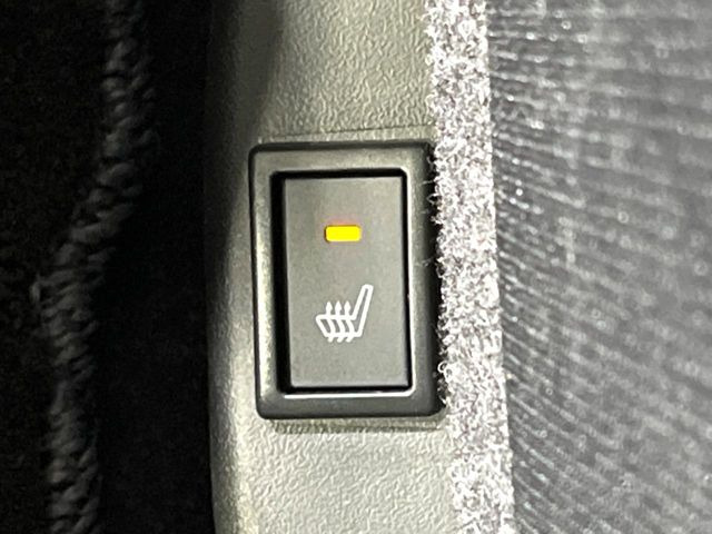 【シートヒーター】寒い日に重宝するシートヒーター!エアコンより早く温まってくれるので寒がりの人も安心ですね♪エアコンの温風は乾燥するから苦手、という方にもをおすすめです。