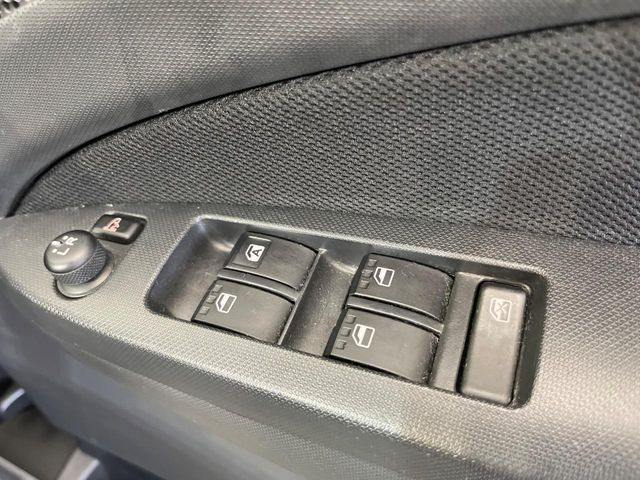 【電動格納ミラー】サイドミラーは電動格納式となっており、狭い駐車場でもキズがつくリスクを抑えられます。