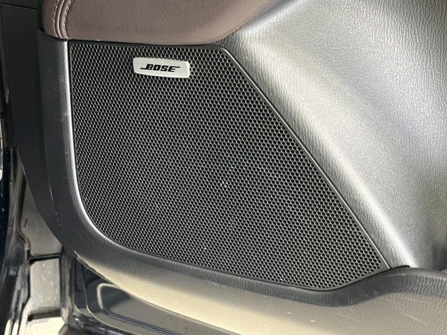 【BOSEサウンドシステム】メーカーオプションの高品位サウンドシステムを搭載。専用のチューニングが施された大小様々なスピーカーから良質なサウンドが奏でられ、臨場感あふれる音響空間を演出します。