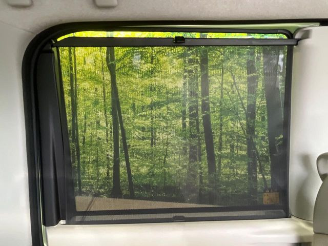 【ロールシェード】日差しや車外からの光が眩しいときにサッと引き出して使える、ロール格納タイプのサンシェードを装備。後席に乗ったお子様がウトウトしだした時など、ぜひご活用ください♪
