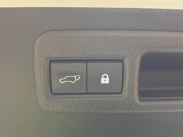 【パワーバックドア】スマートキーや運転席のボタンを押すだけでリアゲートが自動で開閉します!荷物を持っている時や、高い位置にあるバックドアを閉める際に便利な機能です♪
