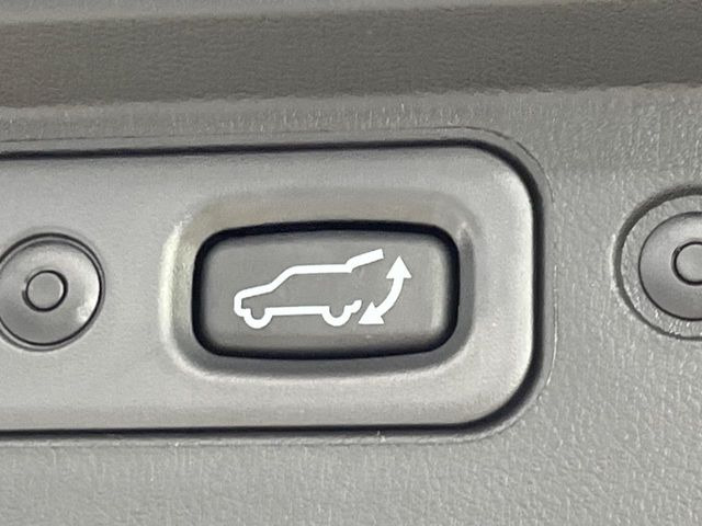 【パワーバックドア】スマートキーや運転席のボタンを押すだけでリアゲートが自動で開閉します!荷物を持っている時や、高い位置にあるバックドアを閉める際に便利な機能です♪