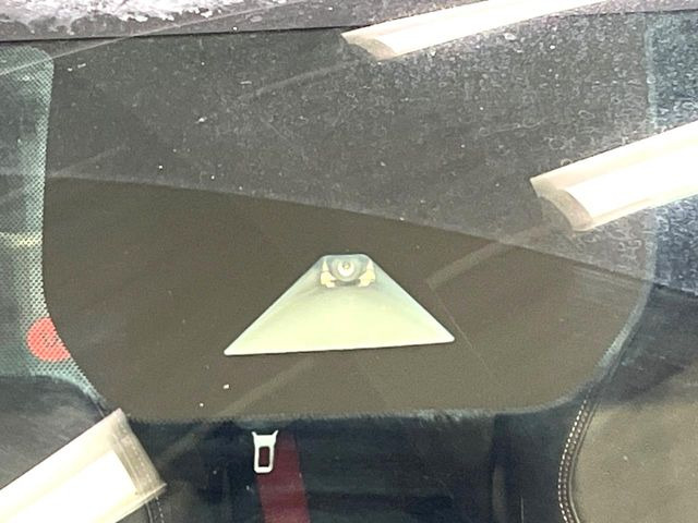 【エマージェンシーブレーキ】走行中に前方の車両等を認識し、衝突しそうな時は警報とブレーキで衝突回避と被害軽減をアシスト。より安全にドライブをお楽しみいただけます。