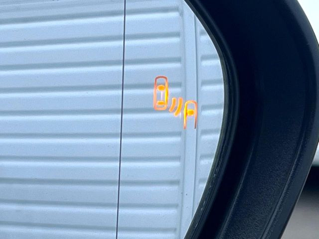 【ブラインドスポットモニター】走行中、ドアミラーの死角になりやすい箇所に後続車が接近するとサイドミラーのレンズに警告を表示!ドライバーに注意喚起をしてくれます。
