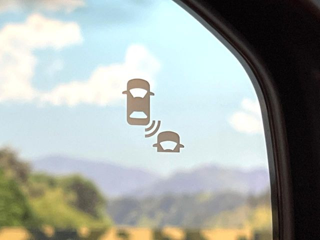 【ブラインドスポットインフォメーション】走行中、ドアミラーの死角になりやすい箇所に後続車が接近するとサイドミラー付近に警告を表示、ドライバーに注意喚起をしてくれます。