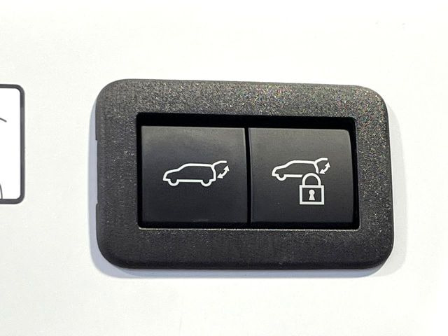 【パワーバックドア】スマートキーや運転席のボタンを押すだけでリアゲートが自動で開閉します!荷物を持っている時や、高い位置にあるバックドアを閉める際に便利な機能です♪