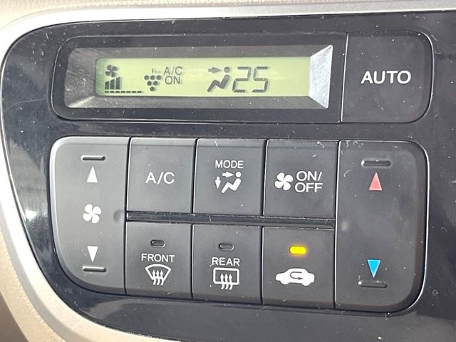【オートエアコン】一度お好みの温度に設定すれば、車内の温度を検知し風量や温度を自動で調整。暑い&hellip;寒い&hellip;と何度もスイッチ操作をする必要はありません。快適な車内空間には必須の機能ですね♪