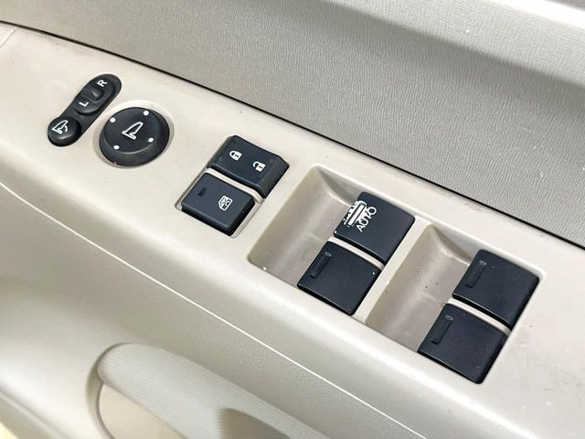 【電動格納ミラー】サイドミラーは電動格納式となっており、狭い駐車場でもキズがつくリスクを抑えられます。