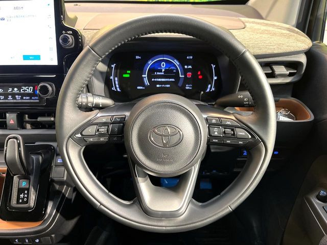 【ステアリングヒーター】冬場に冷たくなりやすい革巻きステアリングを、スイッチ一つで素早く適温に!エアコンよりも早く温まってくれるので、寒い日の運転も快適になりますね♪