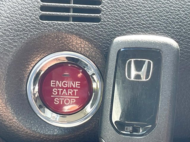 �yHonda�X�}�[�g�L�[�z�J�o����|�P�b�g�ɓ��ꂽ�܂܂ł��h�A�̎{���E�������\�ȃX�}�[�g�L�[�𑕔��B�G���W���̃I���E�I�t�����J�M�����o���K�v����������Ƃ��Ă��֗��ł���