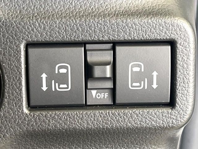 【両側パワースライドドア】スマートキーや運転席のスイッチで後席両側スライドドアの開閉が可能♪電動だから力を入れてドアを開ける必要が無く、小さなお子様でも簡単に開け閉めでき快適です♪