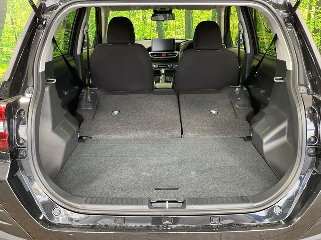 後席を格納すると、これだけの広さが!シーンに合わせたシートアレンジで、大きな荷物も積むことが出来ます♪