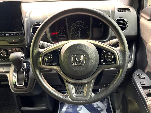 �C���e���A�ɍ��킹���f�U�C���̃X�e�A�����O�́A�^�]�������̂��Ƃ��l���A�^�]���₷���`��A�傫���ł��B�����x�A���ۂɐG���Ă��m���߂��������B