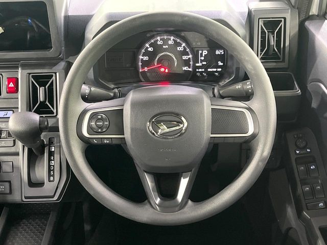 インテリアに合わせたデザインのステアリングは、運転される方のことも考え、運転しやすい形状、大きさです。是非一度、実際に触ってお確かめください。