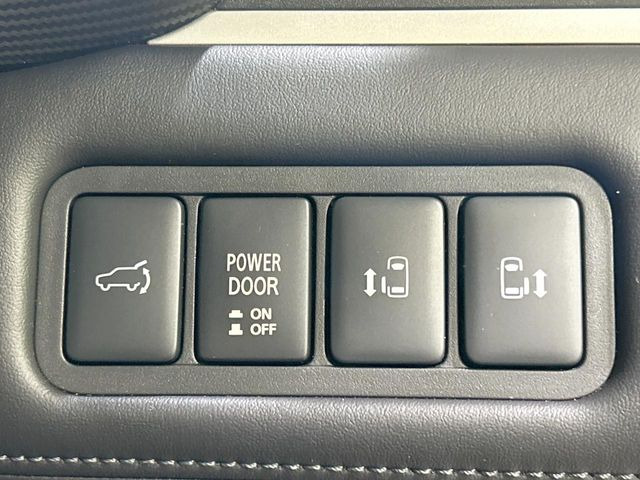 【両側パワースライドドア】スマートキーや運転席のスイッチで後席両側スライドドアの開閉が可能♪電動だから力を入れてドアを開ける必要が無く、小さなお子様でも簡単に開け閉めでき快適です♪