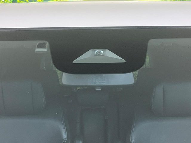 【ホンダセンシング】走行中に前方の車両等を認識し、衝突しそうな時は警報とブレーキで衝突回避と被害軽減をアシスト。より安全にドライブをお楽しみいただけます。