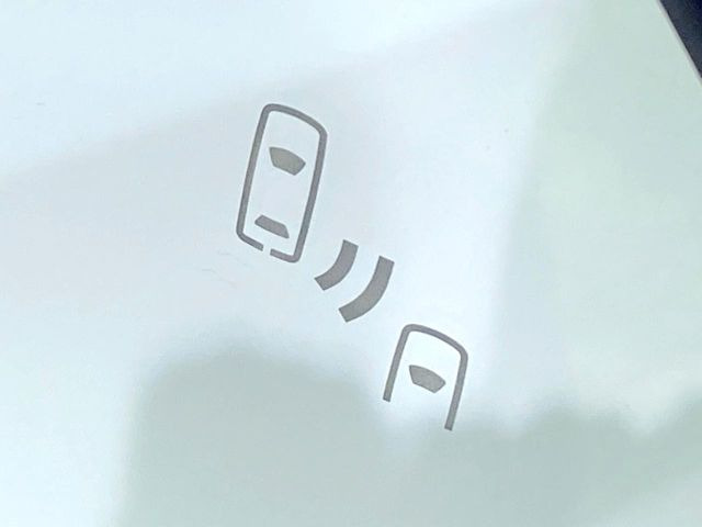 【ブラインドスポットモニター】走行中、ドアミラーの死角になりやすい箇所に後続車が接近するとサイドミラーのレンズに警告を表示!ドライバーに注意喚起をしてくれます。