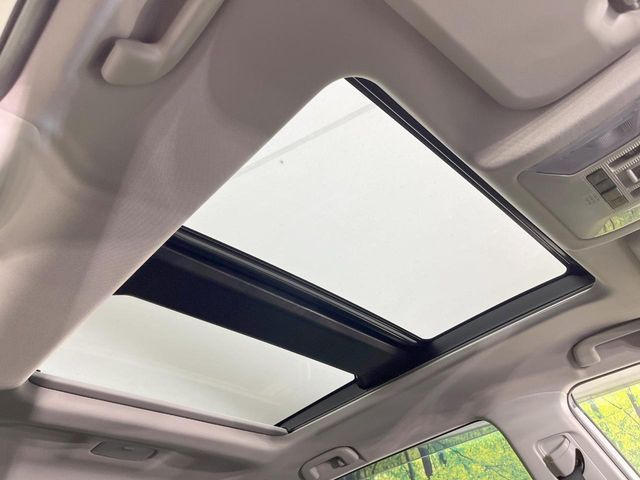 【サンルーフ】開放感たっぷりの希少装備、サンルーフが装着されています!車内に明かりを取り入れたり景色を楽しむ以外にも、車内の空気も簡単に換気できて快適です!