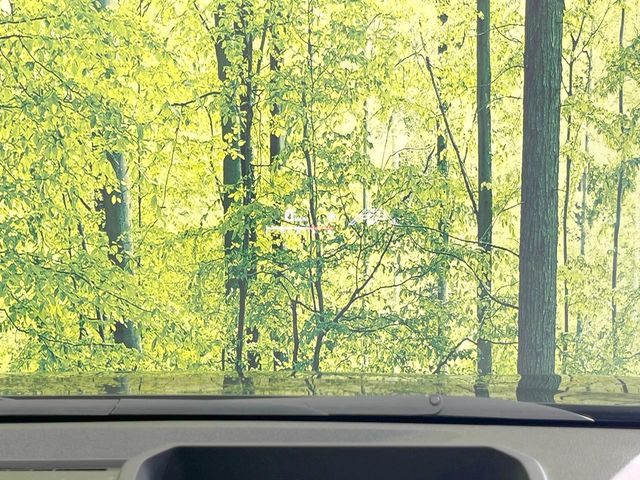 【カラーヘッドアップディスプレイ】現在の速度や走行情報をデジタル表示で運転席前方のガラスに投影!カラー付きで視認性も高く、運転中目線をずらさず必要な情報を確認できるのでとっても便利で安心!