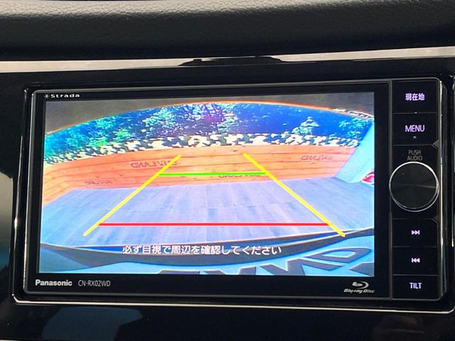 【バックカメラ】駐車時に後方がリアルタイム映像で確認できます。大型商業施設や立体駐車場での駐車時や、夜間のバック時に大活躍!運転スキルに関わらず、今や必須となった装備のひとつです!