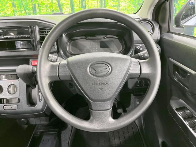 インテリアに合わせたデザインのステアリングは、運転される方のことも考え、運転しやすい形状、大きさです。是非一度、実際に触ってお確かめください。
