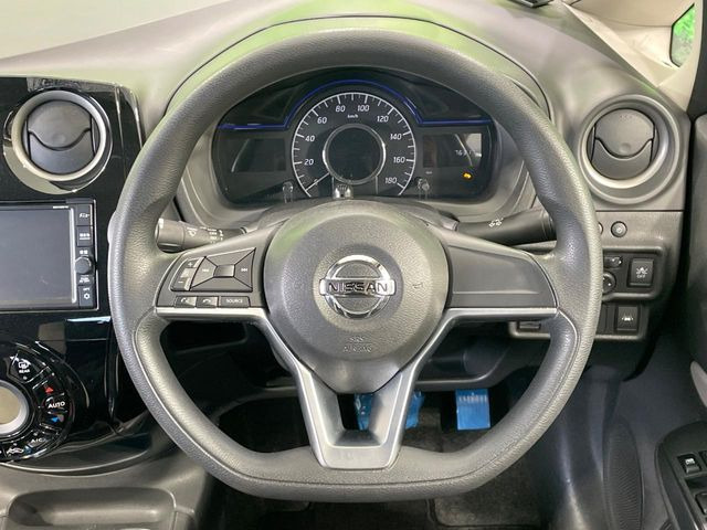 �C���e���A�ɍ��킹���f�U�C���̃X�e�A�����O�́A�^�]�������̂��Ƃ��l���A�^�]���₷���`��A�傫���ł��B�����x�A���ۂɐG���Ă��m���߂��������B