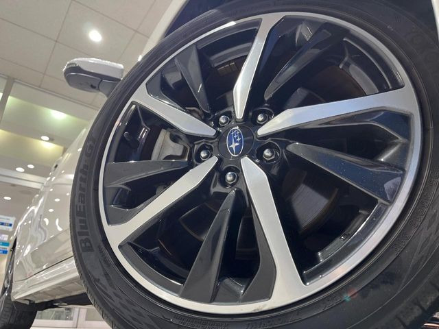 �y����18�C���`�A���~�z�C�[���z�O�ςɃ}�b�`���������A���~�z�C�[���𑕒����Ă���܂��B�e��ЊO�A���~�z�C�[����A�X�^�b�h���X�^�C�����戵�����Ă���܂��B���񂲑��k����������