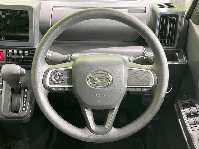 インテリアに合わせたデザインのステアリングは、運転される方のことも考え、運転しやすい形状、大きさです。是非一度、実際に触ってお確かめください。