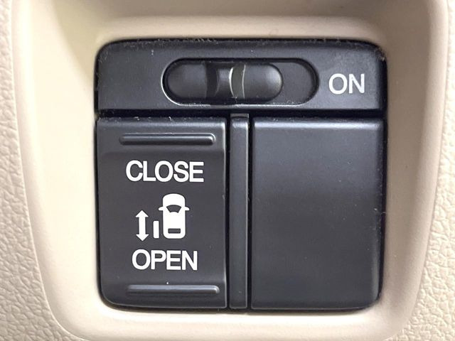 【パワースライドドア】スマートキーや運転席のスイッチでスライドドアの開閉が可能♪電動だから力を入れてドアを開ける必要が無く、小さいお子様でも、重い荷物を持っている時もラクに開け閉めできます♪