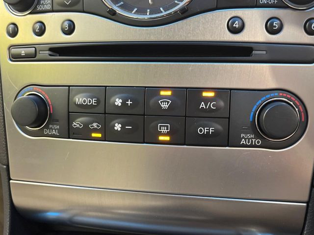 【オートエアコン】一度お好みの温度に設定すれば、車内の温度を検知し風量や温度を自動で調整。暑い&hellip;寒い&hellip;と何度もスイッチ操作をする必要はありません。快適な車内空間には必須の機能ですね♪