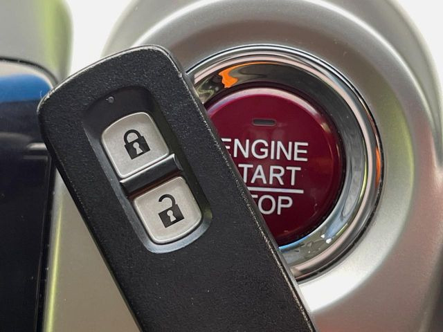 �yHonda�X�}�[�g�L�[�z�J�o����|�P�b�g�ɓ��ꂽ�܂܂ł��h�A�̎{���E�������\�ȃX�}�[�g�L�[�𑕔��B�G���W���̃I���E�I�t�����J�M�����o���K�v����������Ƃ��Ă��֗��ł���