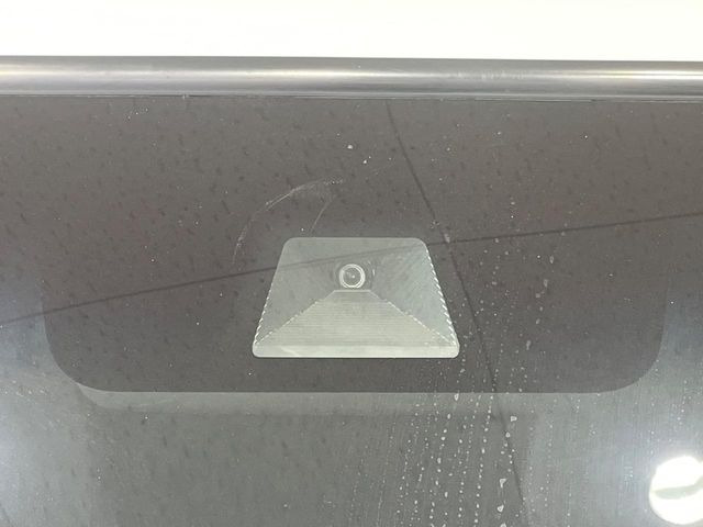【ホンダセンシング】走行中に前方の車両等を認識し、衝突しそうな時は警報とブレーキで衝突回避と被害軽減をアシスト。より安全にドライブをお楽しみいただけます。