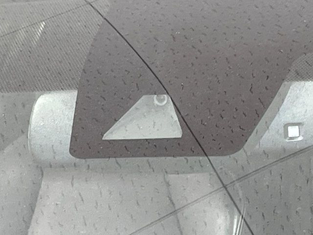 【プリクラッシュセーフティ】前方の車両等を検知し、衝突しそうな時は警報で注意を促し、ブレーキを踏む力をサポート。ブレーキを踏めなかった場合は衝突被害軽減ブレーキが作動、衝突回避をサポートします。