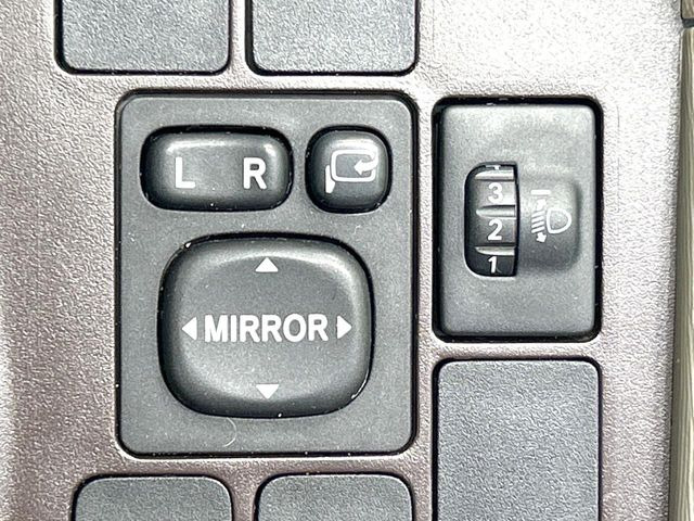 【電動格納ミラー】サイドミラーは電動格納式となっており、狭い駐車場でもキズがつくリスクを抑えられます。