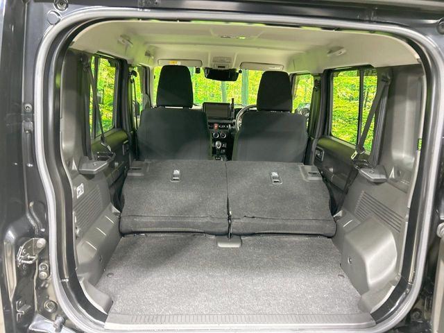 後席を格納すると、これだけの広さが!シーンに合わせたシートアレンジで、大きな荷物も積むことが出来ます♪