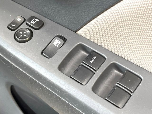 【電動格納ミラー】サイドミラーは電動格納式となっており、狭い駐車場でもキズがつくリスクを抑えられます。