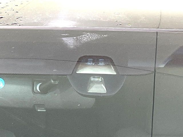 【ホンダセンシング】走行中に前方の車両等を認識し、衝突しそうな時は警報とブレーキで衝突回避と被害軽減をアシスト。より安全にドライブをお楽しみいただけます。