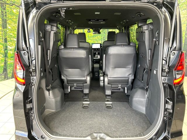 普段のお買い物や通勤、送迎等に十分な荷室スペースを確保しております。セカンドシートを倒すと、大きな荷物の積載も可能です♪