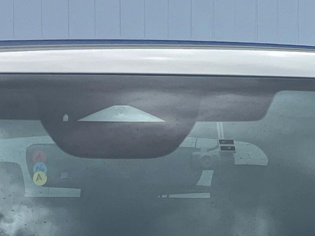 【スマートシティブレーキサポート】低速走行中に前方の車両等を認識し、衝突しそうな時は警報とブレーキで衝突回避と被害軽減をアシスト。より安全にドライブをお楽しみいただけます。
