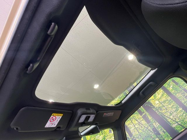 【ガラスルーフ】ガラスルーフ搭載で車内の解放感が一気にアップ!開放的なドライブをお楽しみいただけます。