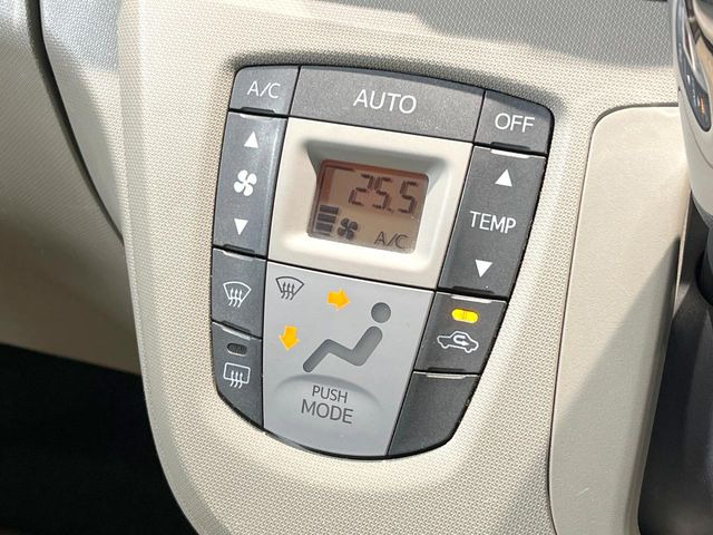 【オートエアコン】一度お好みの温度に設定すれば、車内の温度を検知し風量や温度を自動で調整。暑い&hellip;寒い&hellip;と何度もスイッチ操作をする必要はありません。快適な車内空間には必須の機能ですね♪
