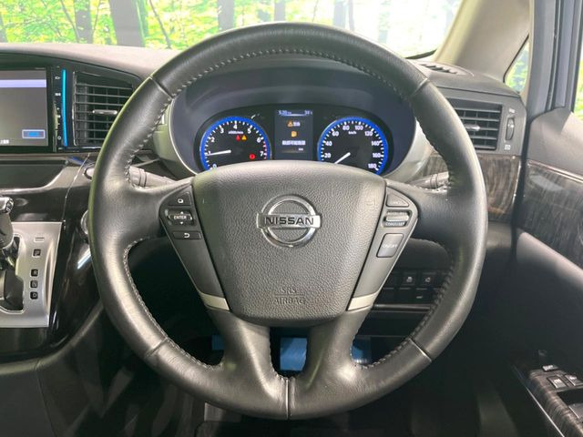 �C���e���A�ɍ��킹���f�U�C���̃X�e�A�����O�́A�^�]�������̂��Ƃ��l���A�^�]���₷���`��A�傫���ł��B�����x�A���ۂɐG���Ă��m���߂��������B