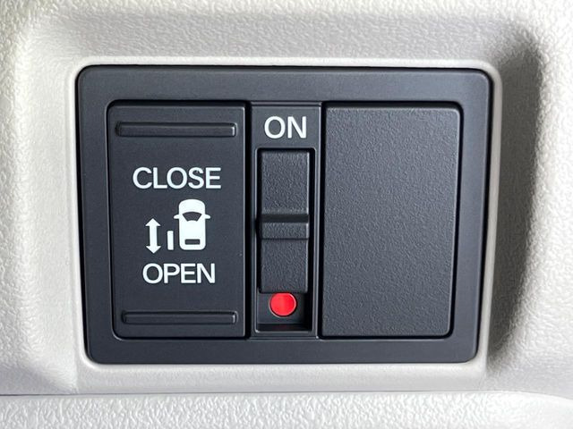 【パワースライドドア】スマートキーや運転席のスイッチでスライドドアの開閉が可能♪電動だから力を入れてドアを開ける必要が無く、小さいお子様でも、重い荷物を持っている時もラクに開け閉めできます♪