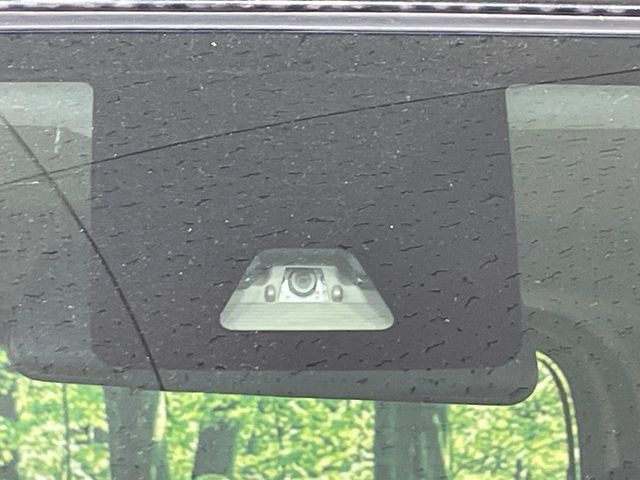 【スマートアシスト】走行中に前方の車両等を認識し、衝突しそうな時は警報とブレーキで衝突回避と被害軽減をアシスト。より安全にドライブをお楽しみいただけます。