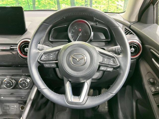 インテリアに合わせたデザインのステアリングは、運転される方のことも考え、運転しやすい形状、大きさです。是非一度、実際に触ってお確かめください。